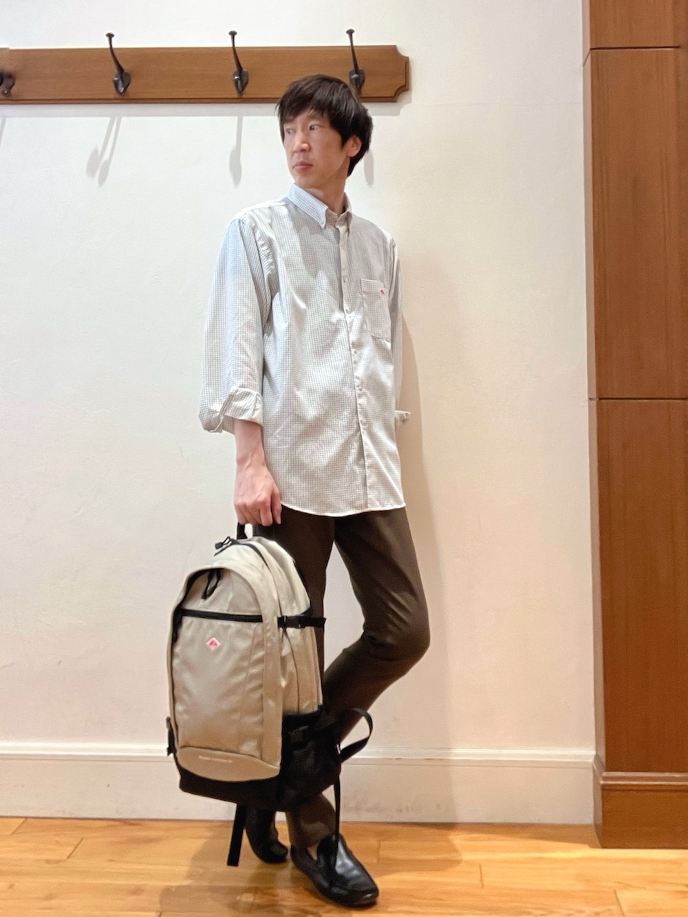 ホワイト系のシャツ/ブラウス、ベージュ系のバックパック/リュック、ブラウン系のその他パンツを着用したメンズの春コーディネートの8枚目の写真