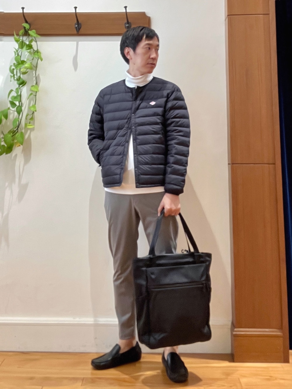 ブラック系のトートバッグ、グレー系のその他パンツ、ホワイト系のTシャツ/カットソーを着用したメンズの秋コーディネートの7枚目の写真