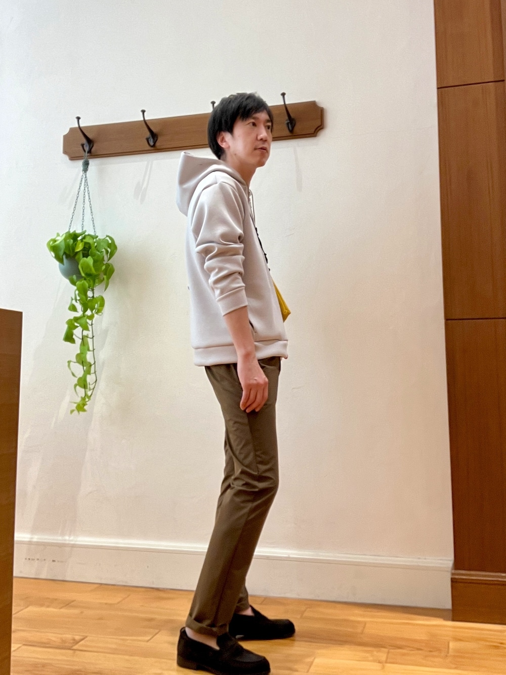 ベージュ系のパーカー、イエロー系のショルダーバッグ、ブラウン系のその他パンツを着用したメンズの冬コーディネートの7枚目の写真