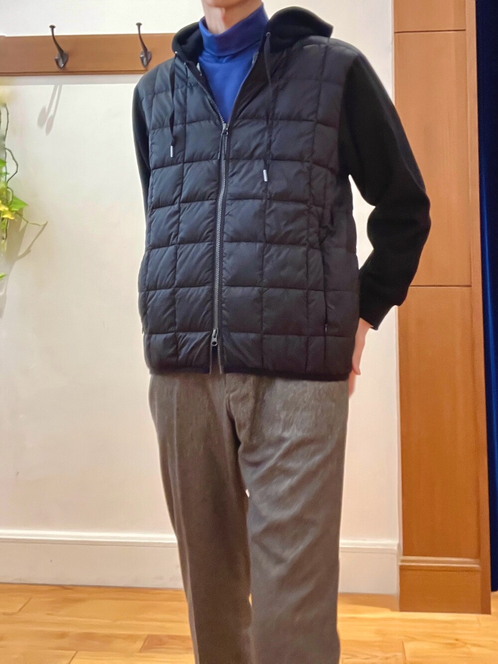 ブラック系のブルゾン、ブルー系のTシャツ/カットソー、グレー系のその他パンツを着用したメンズの秋コーディネートの8枚目の写真