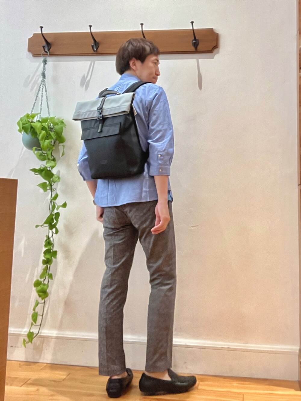 ブラック系のバックパック/リュック、グレー系のその他パンツ、ブルー系のTシャツ/カットソーを着用したメンズの春コーディネートの4枚目の写真