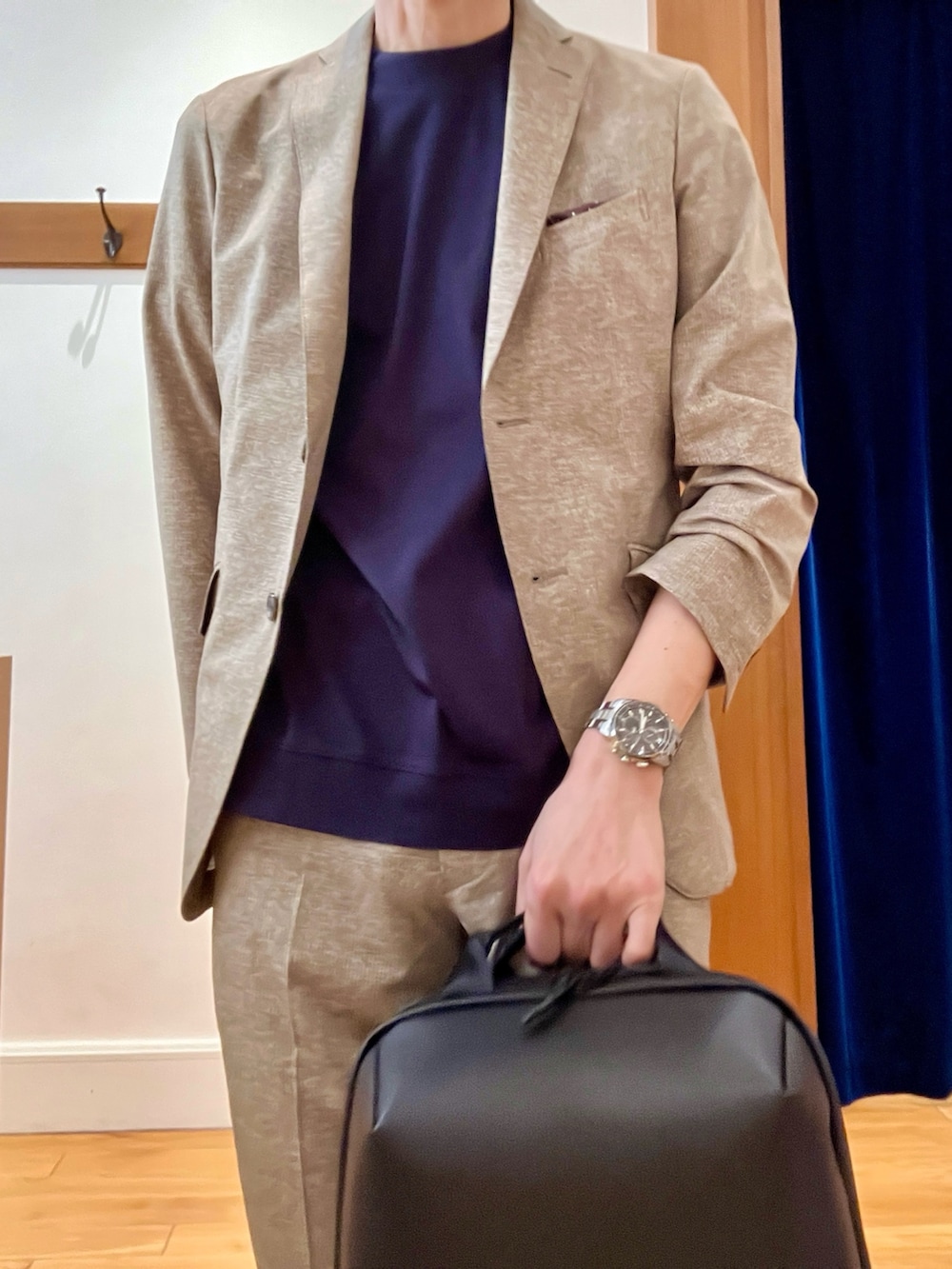 ベージュ系のその他パンツ、ブラック系のバックパック/リュック、ブルー系のTシャツ/カットソーを着用したメンズの春コーディネートの9枚目の写真