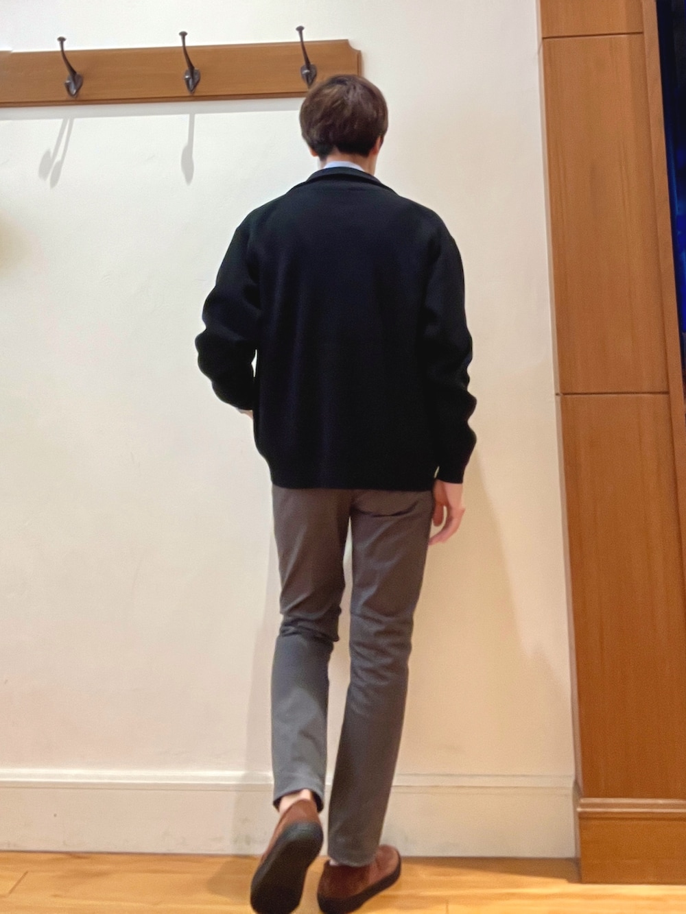 ブラウン系のスニーカー、グレー系のチノパンツ、ブルー系のシャツ/ブラウスを着用したメンズの秋コーディネートの5枚目の写真
