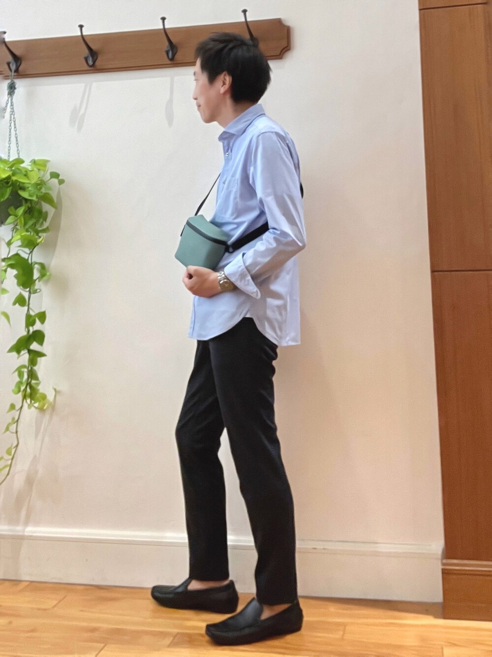 グリーン系のショルダーバッグ、ホワイト系のTシャツ/カットソー、ブルー系のその他パンツを着用したメンズの秋コーディネートの4枚目の写真
