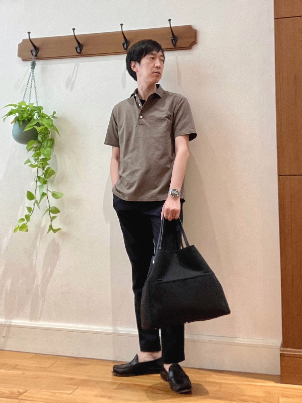 ブラウン系のポロシャツ、ブルー系のTシャツ/カットソー、ブルー系のその他パンツを着用したメンズの春コーディネートの7枚目の写真