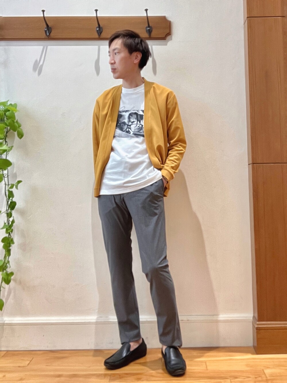 イエロー系のカーディガン/ボレロ、ホワイト系のTシャツ/カットソー、グレー系のその他パンツを着用したメンズの夏コーディネートの7枚目の写真