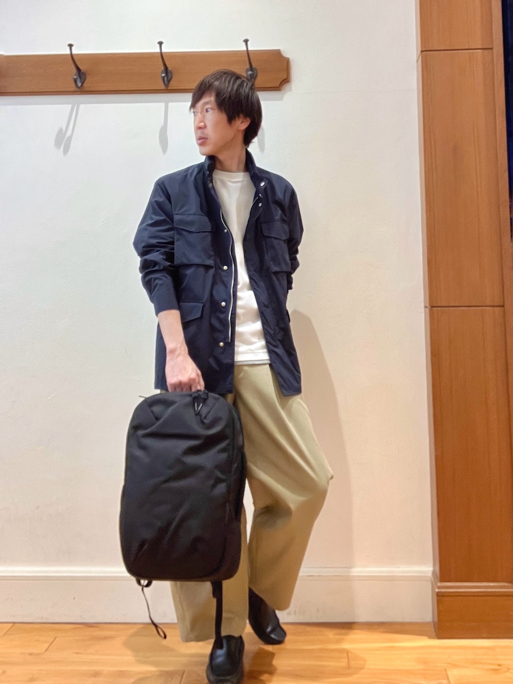 ブルー系のブルゾン、ホワイト系のTシャツ/カットソー、ブラック系のバックパック/リュックを着用したメンズの春コーディネートの7枚目の写真