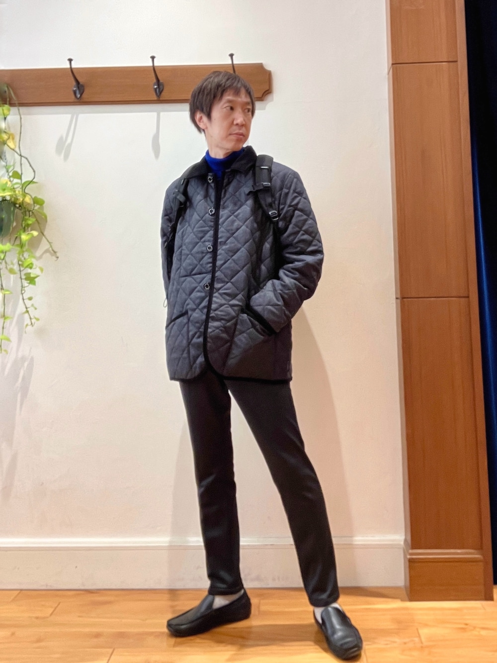 グレー系のその他パンツ、ブラック系のバックパック/リュック、グレー系のブルゾンを着用したメンズの秋コーディネートの9枚目の写真
