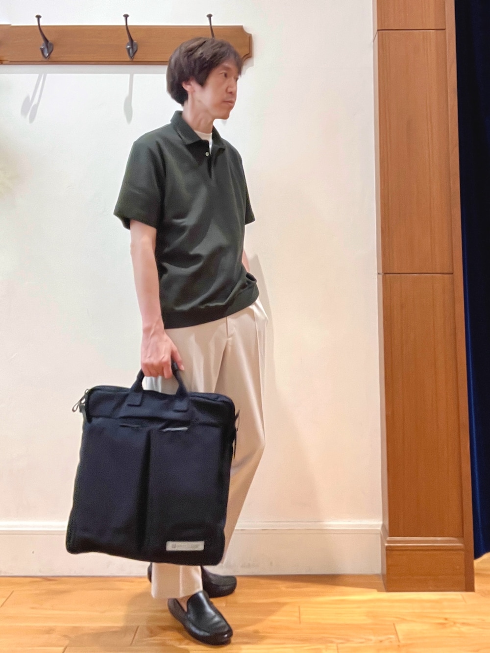 ホワイト系のTシャツ/カットソー、グリーン系のポロシャツ、ホワイト系のその他パンツを着用したメンズの夏コーディネートの6枚目の写真