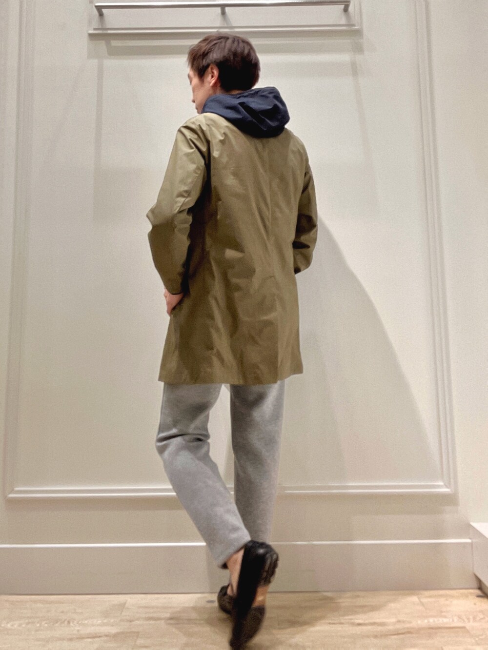 ブラック系のバックパック/リュック、グレー系のその他パンツ、ホワイト系のTシャツ/カットソーを着用したメンズの冬コーディネートの3枚目の写真