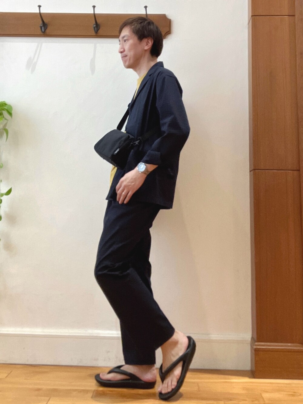 ブルー系のシャツ/ブラウス、ブルー系のその他パンツ、イエロー系のTシャツ/カットソーを着用したメンズの春コーディネートの3枚目の写真