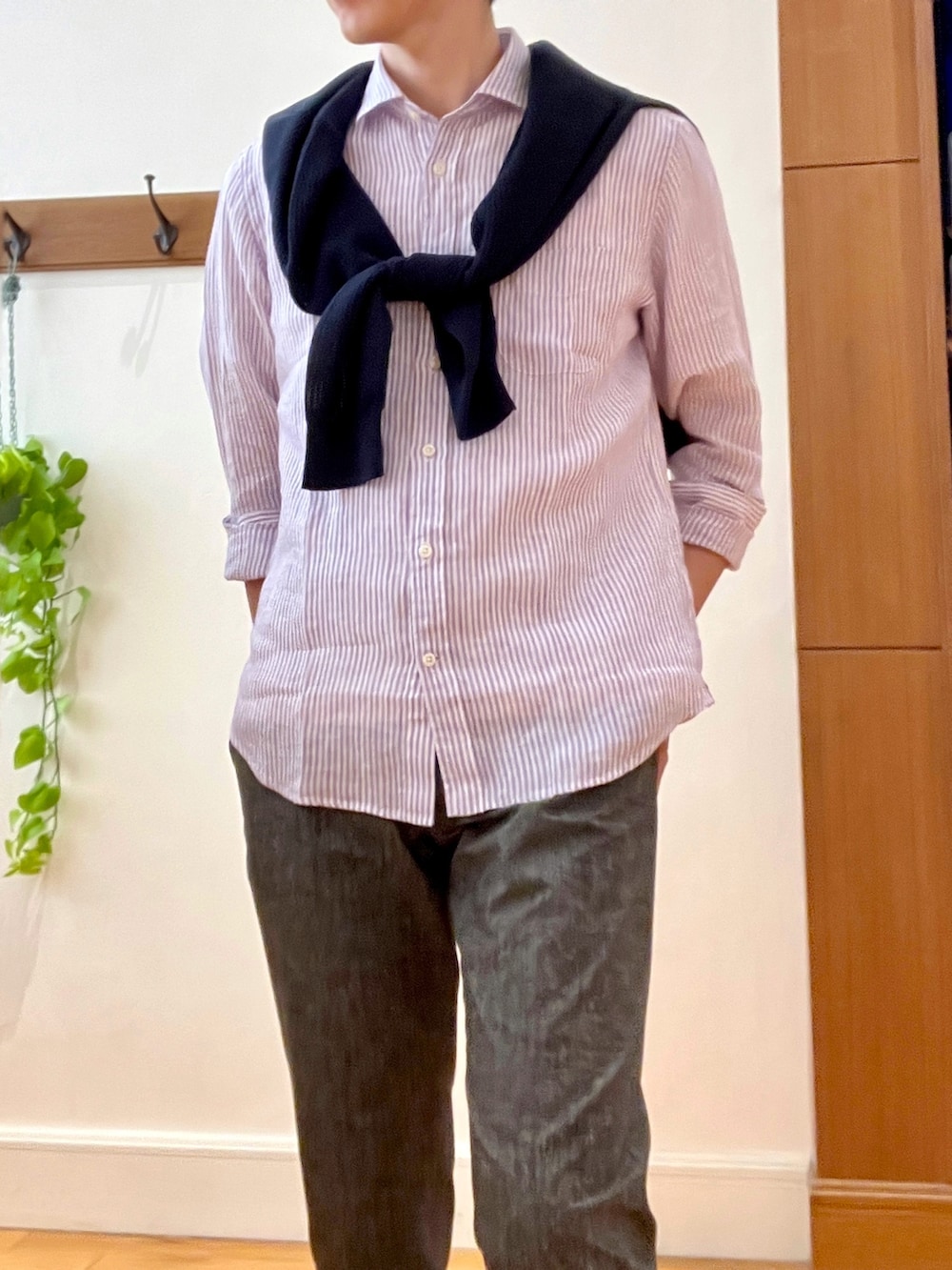 ブルー系のカーディガン/ボレロ、パープル系のシャツ/ブラウス、グレー系のその他パンツを着用したメンズの春コーディネートの7枚目の写真