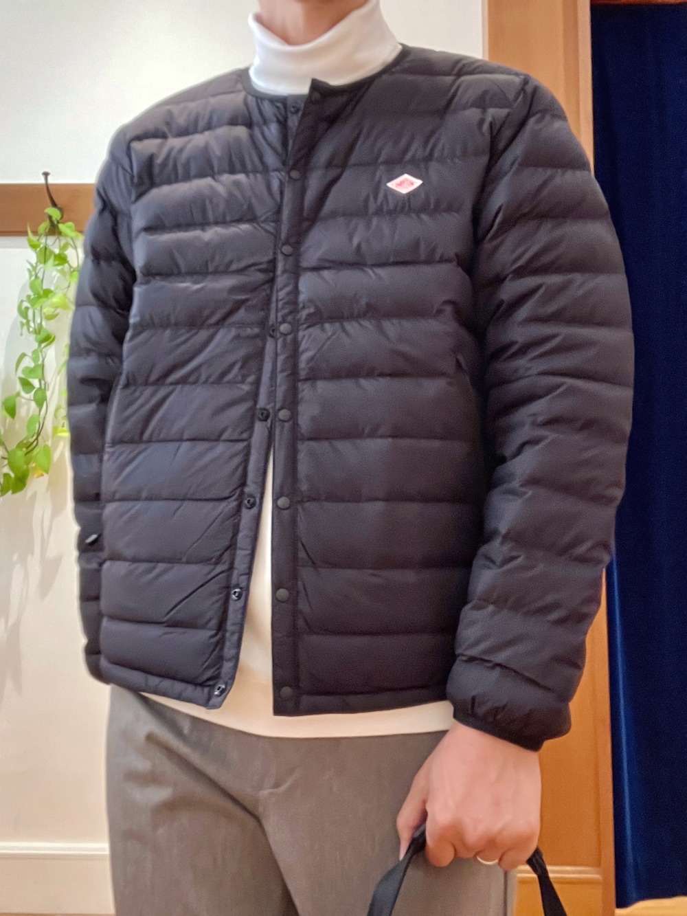 ブラック系のトートバッグ、グレー系のその他パンツ、ホワイト系のTシャツ/カットソーを着用したメンズの秋コーディネートの8枚目の写真