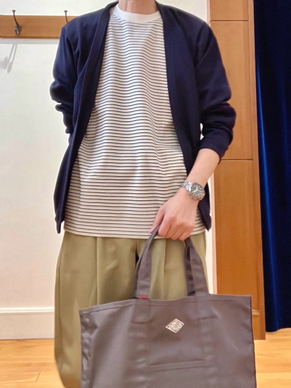 ホワイト系のTシャツ/カットソー、グレー系のトートバッグを着用したメンズの春コーディネートの9枚目の写真