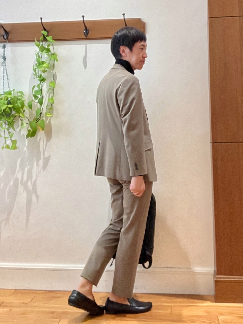 ブラウン系のその他パンツ、ブラウン系のテーラードジャケット、ブラック系のTシャツ/カットソーを着用したメンズの秋コーディネートの6枚目の写真