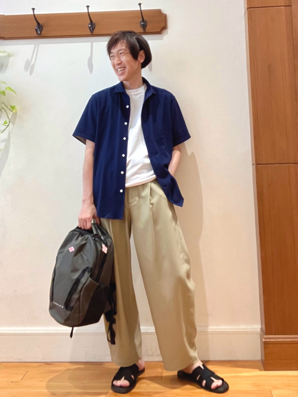 ホワイト系のTシャツ/カットソー、ブルー系のシャツ/ブラウス、グレー系のバックパック/リュックを着用したメンズの夏コーディネートの7枚目の写真
