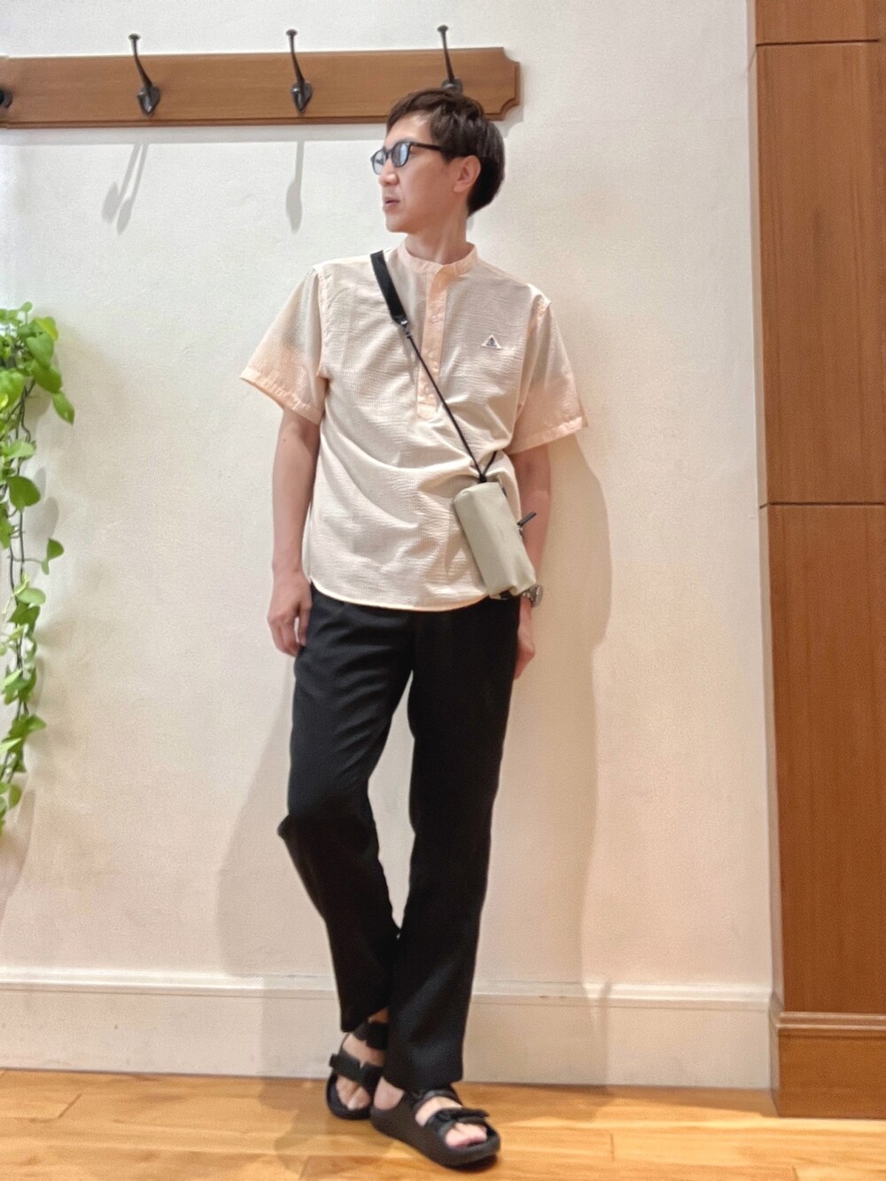 オレンジ系のシャツ/ブラウス、ホワイト系のショルダーバッグ、ブラック系のその他パンツを着用したメンズの夏コーディネートの6枚目の写真