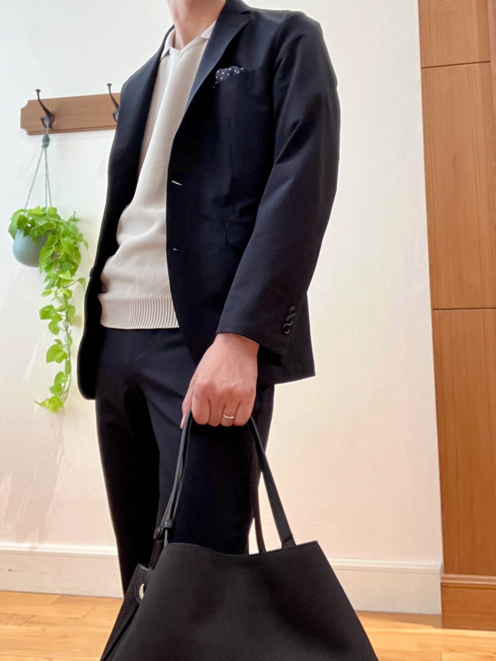 ブルー系のテーラードジャケット、ブルー系のその他パンツ、ブラック系のトートバッグを着用したメンズの春コーディネートの7枚目の写真