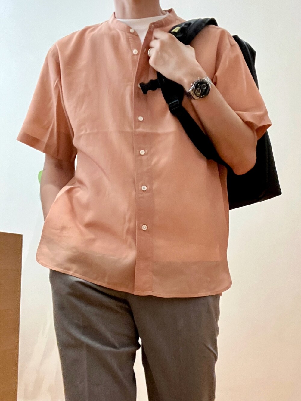 オレンジ系のシャツ/ブラウス、ホワイト系のTシャツ/カットソー、ブラック系のバックパック/リュックを着用したメンズの夏コーディネートの8枚目の写真