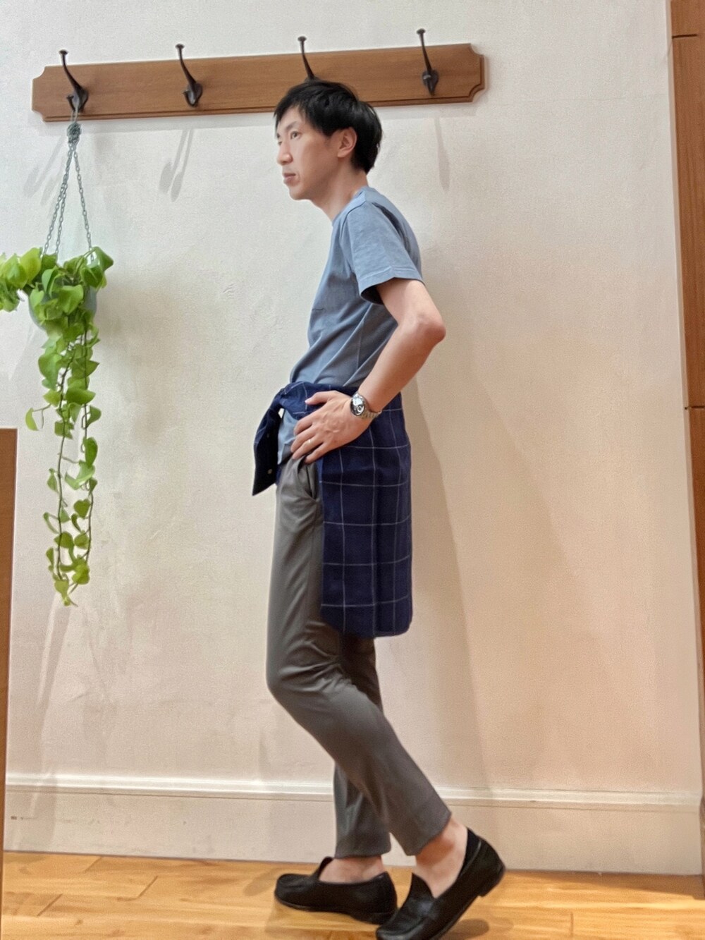 ブルー系のTシャツ/カットソー、ブルー系のシャツ/ブラウス、グレー系のその他パンツを着用したメンズの春コーディネートの6枚目の写真