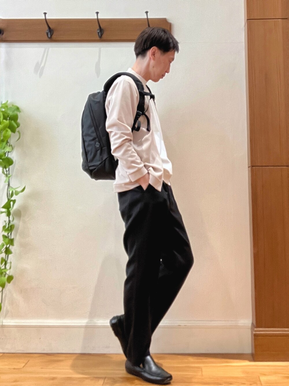 ホワイト系のTシャツ/カットソー、ブラック系のその他パンツ、ブラック系のバックパック/リュックを着用したメンズの春コーディネートの7枚目の写真