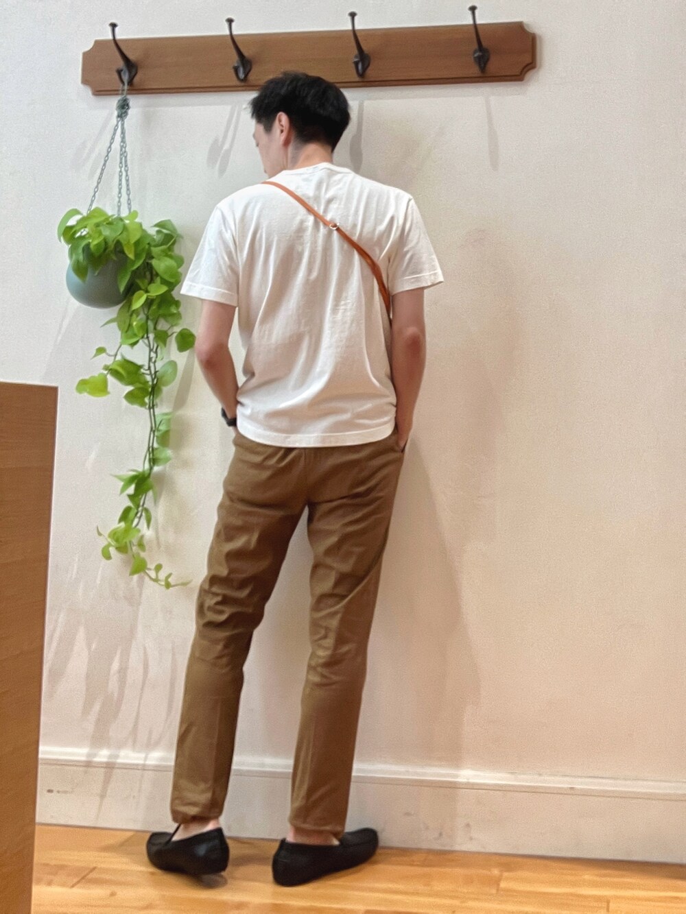 ホワイト系のTシャツ/カットソー、オレンジ系のショルダーバッグ、イエロー系のその他パンツを着用したメンズの夏コーディネートの4枚目の写真