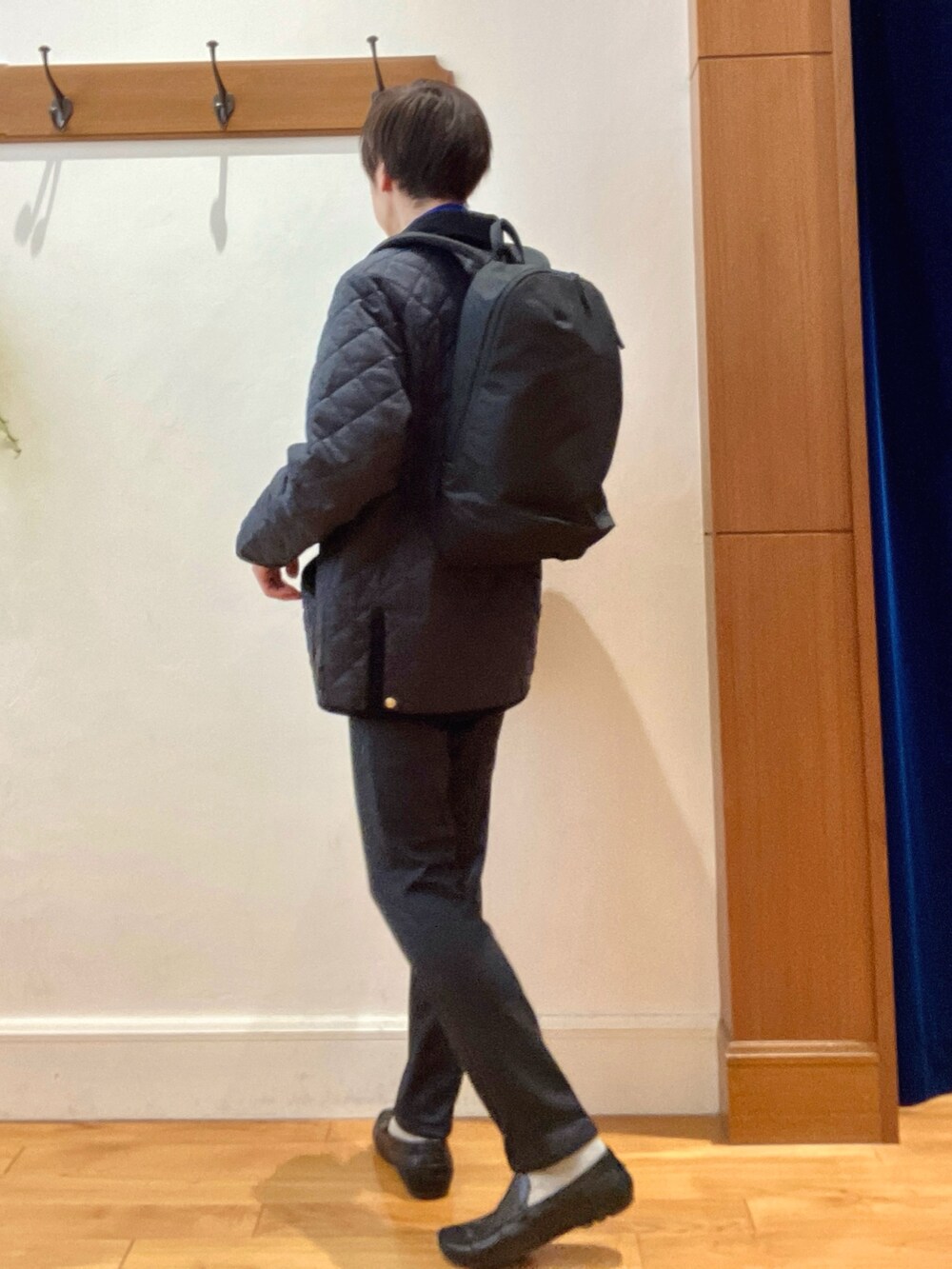 グレー系のその他パンツ、ブラック系のバックパック/リュック、グレー系のブルゾンを着用したメンズの秋コーディネートの4枚目の写真