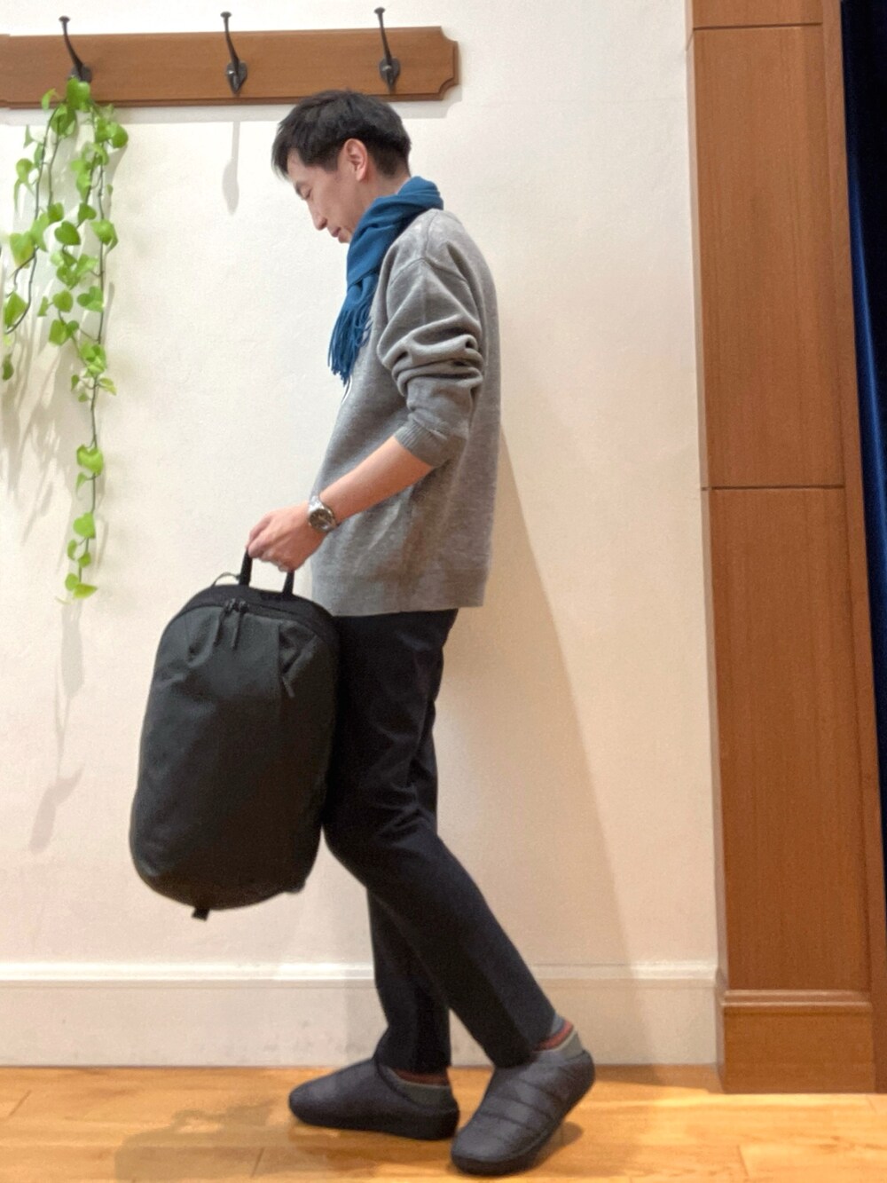 ブルー系のその他パンツ、グレー系のニット/セーター、グレー系のバックパック/リュックを着用したメンズの冬コーディネートの3枚目の写真