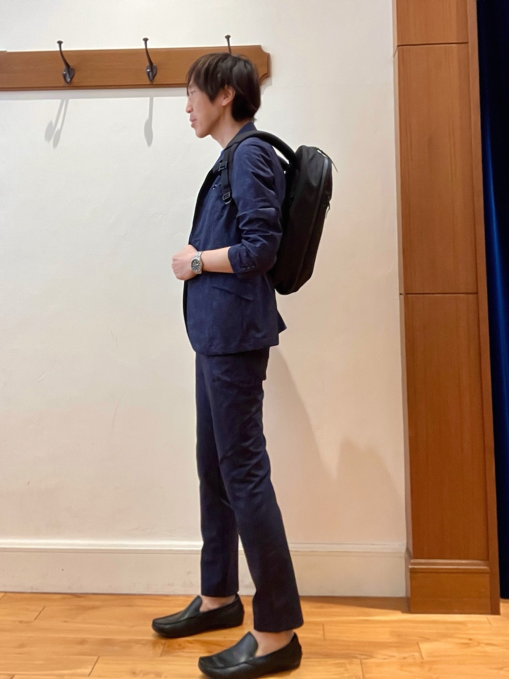 ブルー系のテーラードジャケット、ブルー系のTシャツ/カットソー、ブルー系のその他パンツを着用したメンズの春コーディネートの4枚目の写真