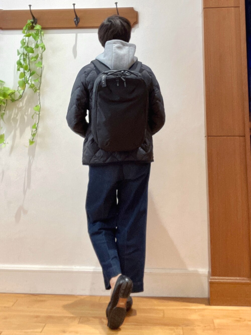 ブラック系のダウンジャケット/コート、グレー系のパーカー、ブラック系のバックパック/リュックを着用したメンズの秋コーディネートの5枚目の写真