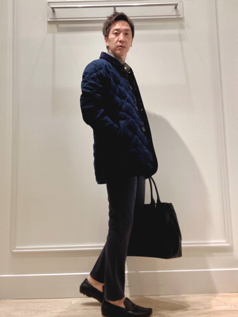 ブルー系のその他パンツ、ブラック系のトートバッグ、ブルー系のテーラードジャケットを着用したメンズの冬コーディネートの5枚目の写真
