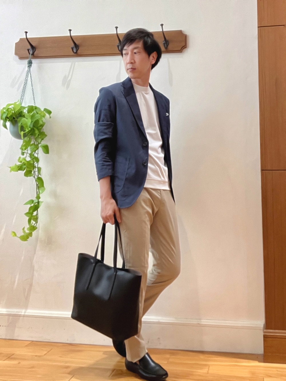 ブルー系のテーラードジャケット、ホワイト系のTシャツ/カットソー、ベージュ系のその他パンツを着用したメンズの夏コーディネートの5枚目の写真