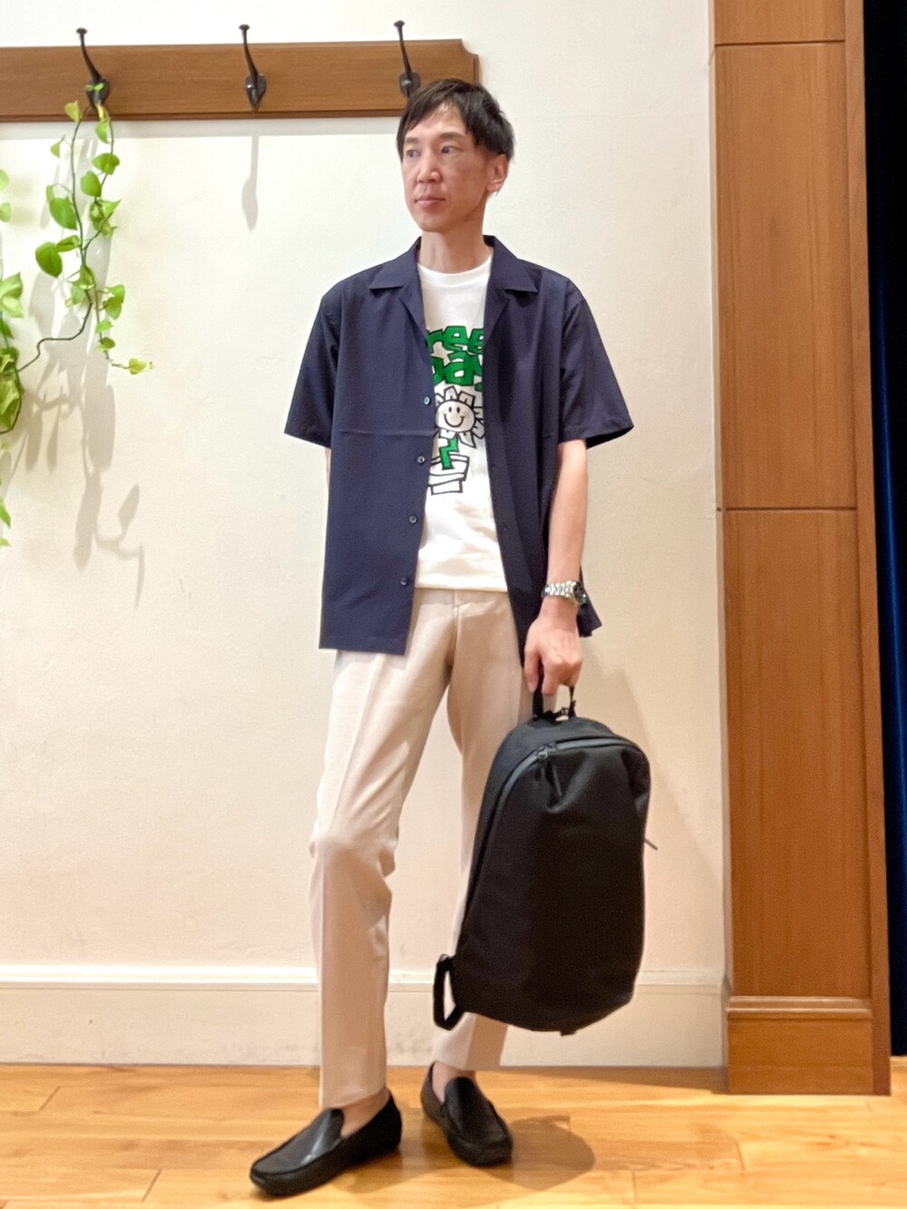 ホワイト系のTシャツ/カットソー、ブルー系のシャツ/ブラウス、ブラック系のバックパック/リュックを着用したメンズの夏コーディネートの7枚目の写真