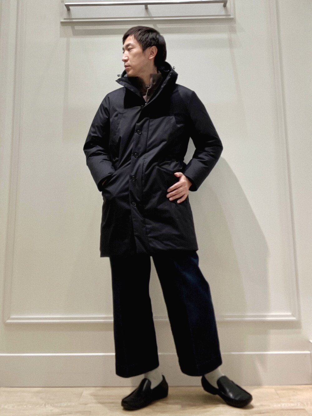 ブラック系のダウンジャケット/コート、グレー系のシャツ/ブラウス、ベージュ系のカーディガン/ボレロを着用したメンズの冬コーディネートの3枚目の写真