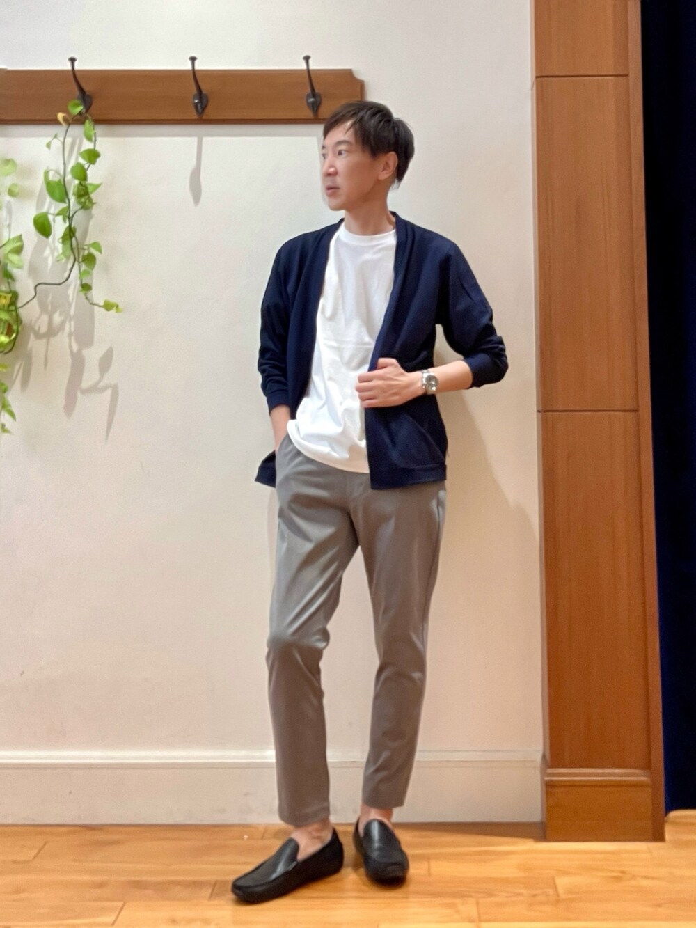 グレー系のその他パンツ、ホワイト系のTシャツ/カットソー、ブルー系のショルダーバッグを着用したメンズの秋コーディネートの8枚目の写真