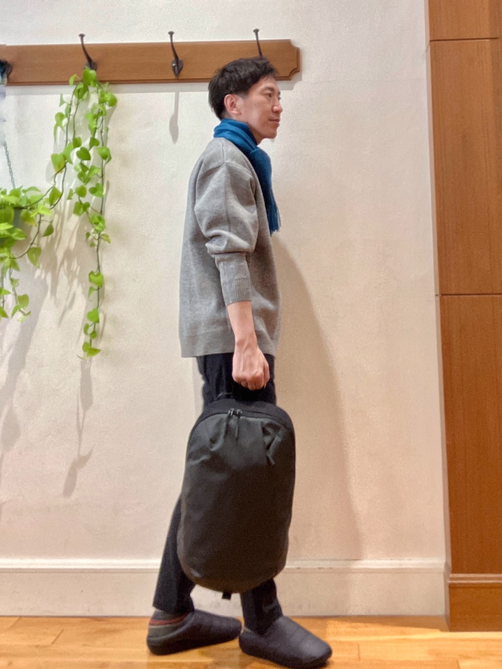 ブルー系のその他パンツ、グレー系のニット/セーター、グレー系のバックパック/リュックを着用したメンズの冬コーディネートの6枚目の写真