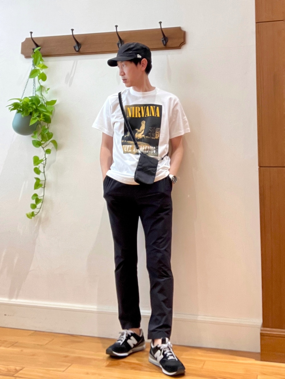 ホワイト系のTシャツ/カットソー、ブラック系のその他パンツ、ブラック系のショルダーバッグを着用したメンズの春コーディネートの2枚目の写真