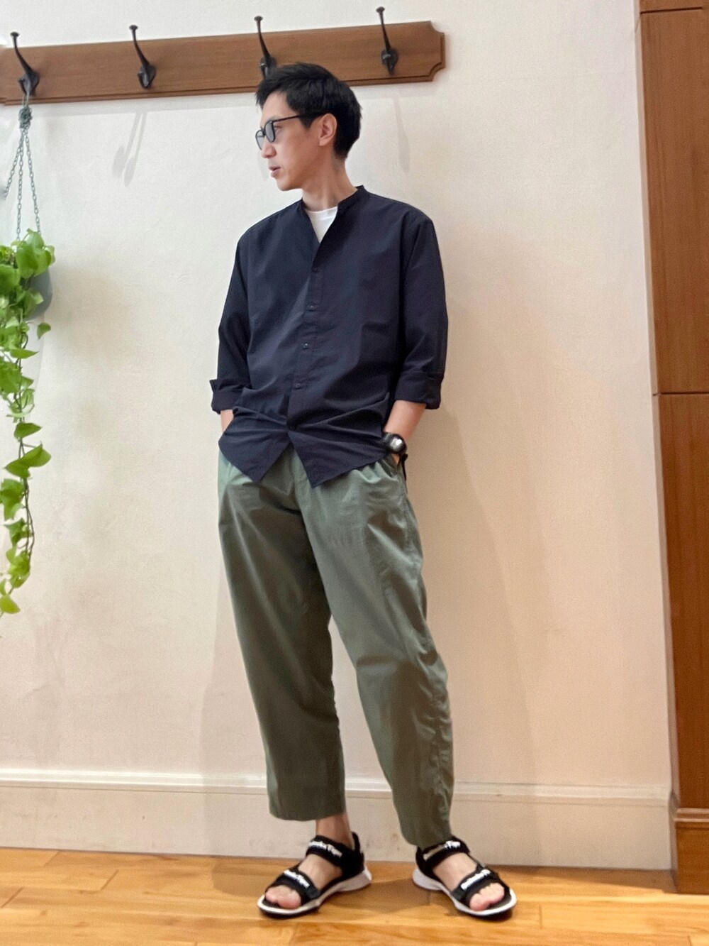 ホワイト系のTシャツ/カットソー、ブルー系のシャツ/ブラウス、ブラック系のサングラスを着用したメンズの夏コーディネートの2枚目の写真