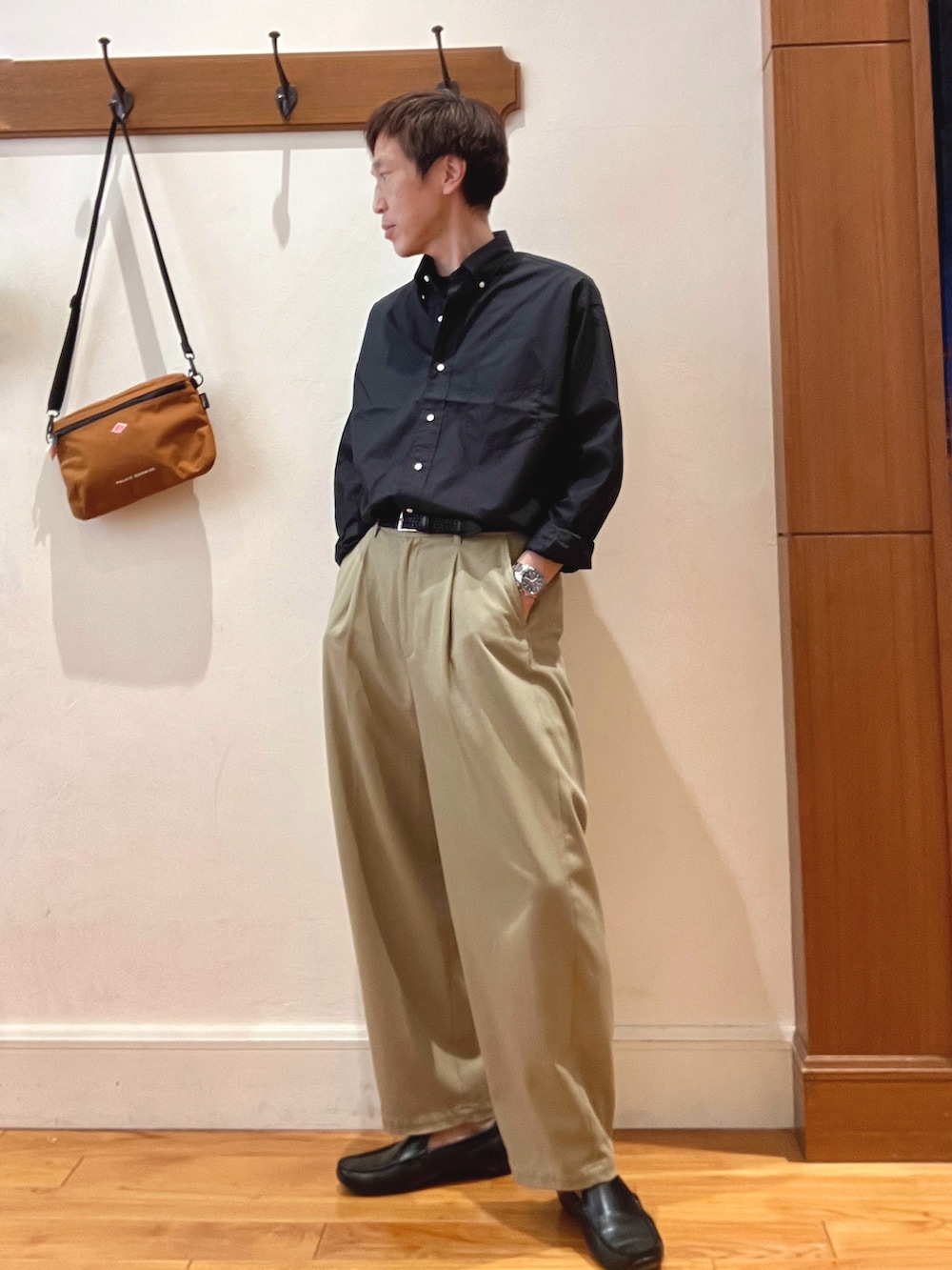 ブラック系のシャツ/ブラウス、ブラック系のTシャツ/カットソー、オレンジ系のショルダーバッグを着用したメンズの夏コーディネートの8枚目の写真