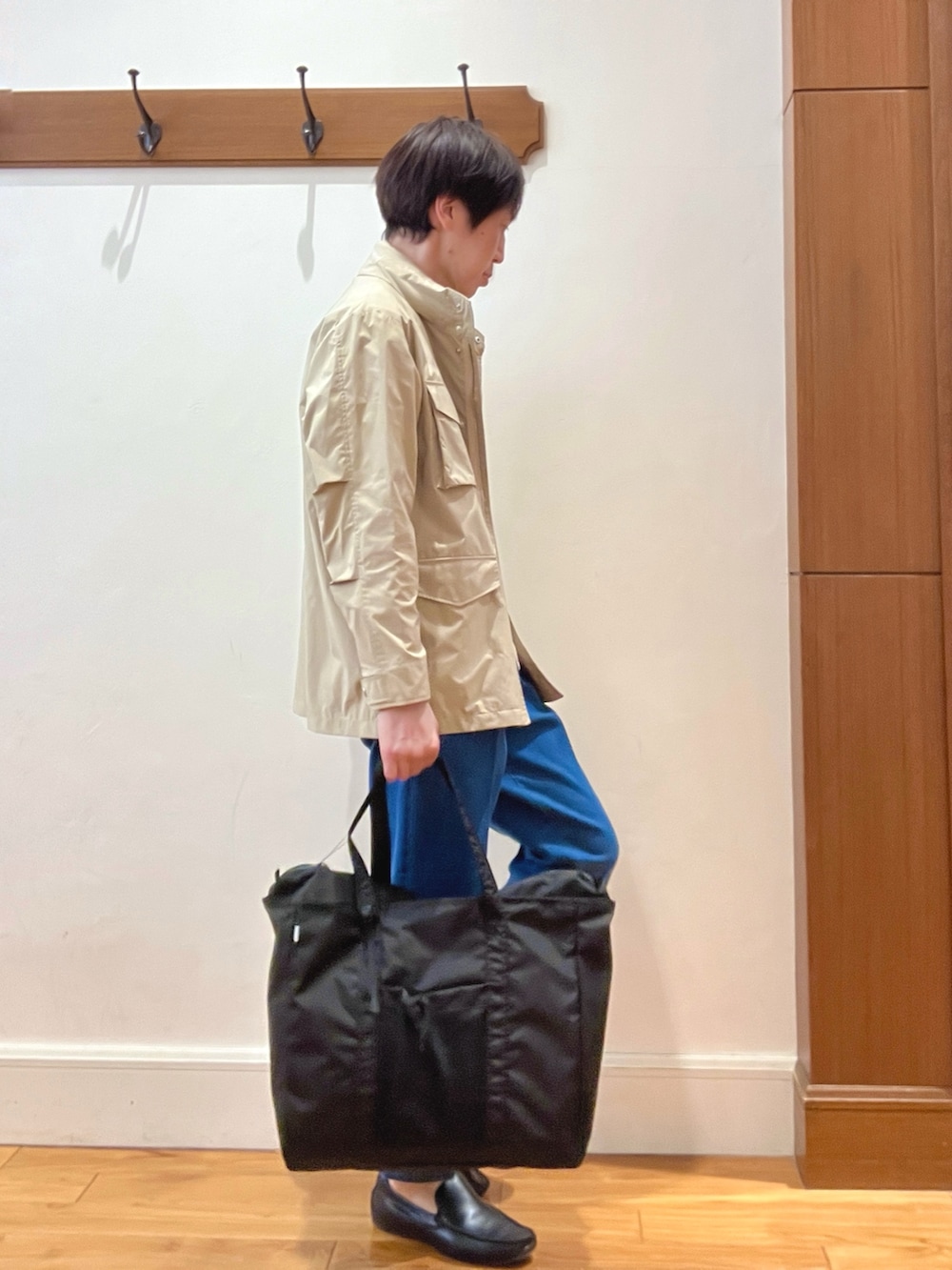 ベージュ系のブルゾン、ホワイト系のシャツ/ブラウス、ブルー系のデニムパンツを着用したメンズの春コーディネートの4枚目の写真