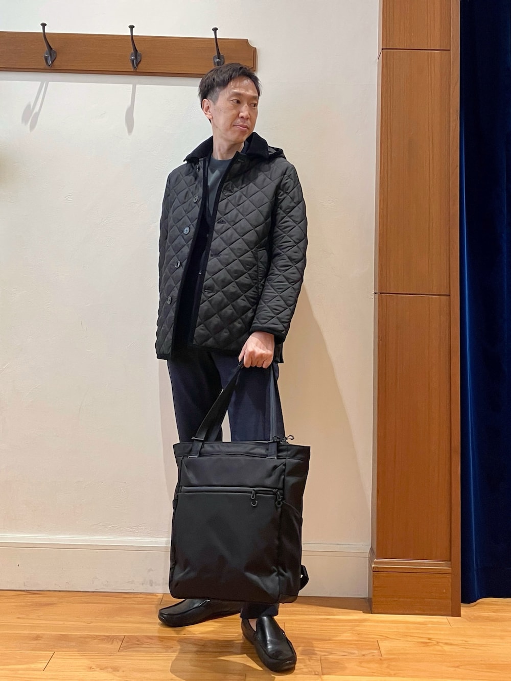 ブルー系のその他パンツ、ブルー系のテーラードジャケット、ブラック系のブルゾンを着用したメンズの秋コーディネートの2枚目の写真