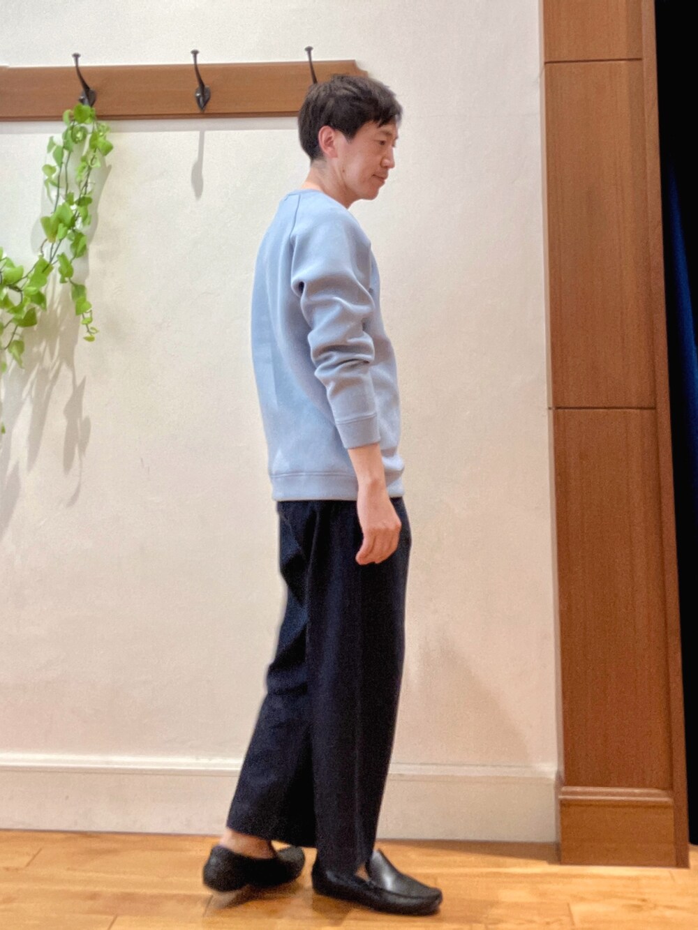 ブルー系のデニムパンツ、ブルー系のスウェット、ブラック系のショルダーバッグを着用したメンズの冬コーディネートの5枚目の写真