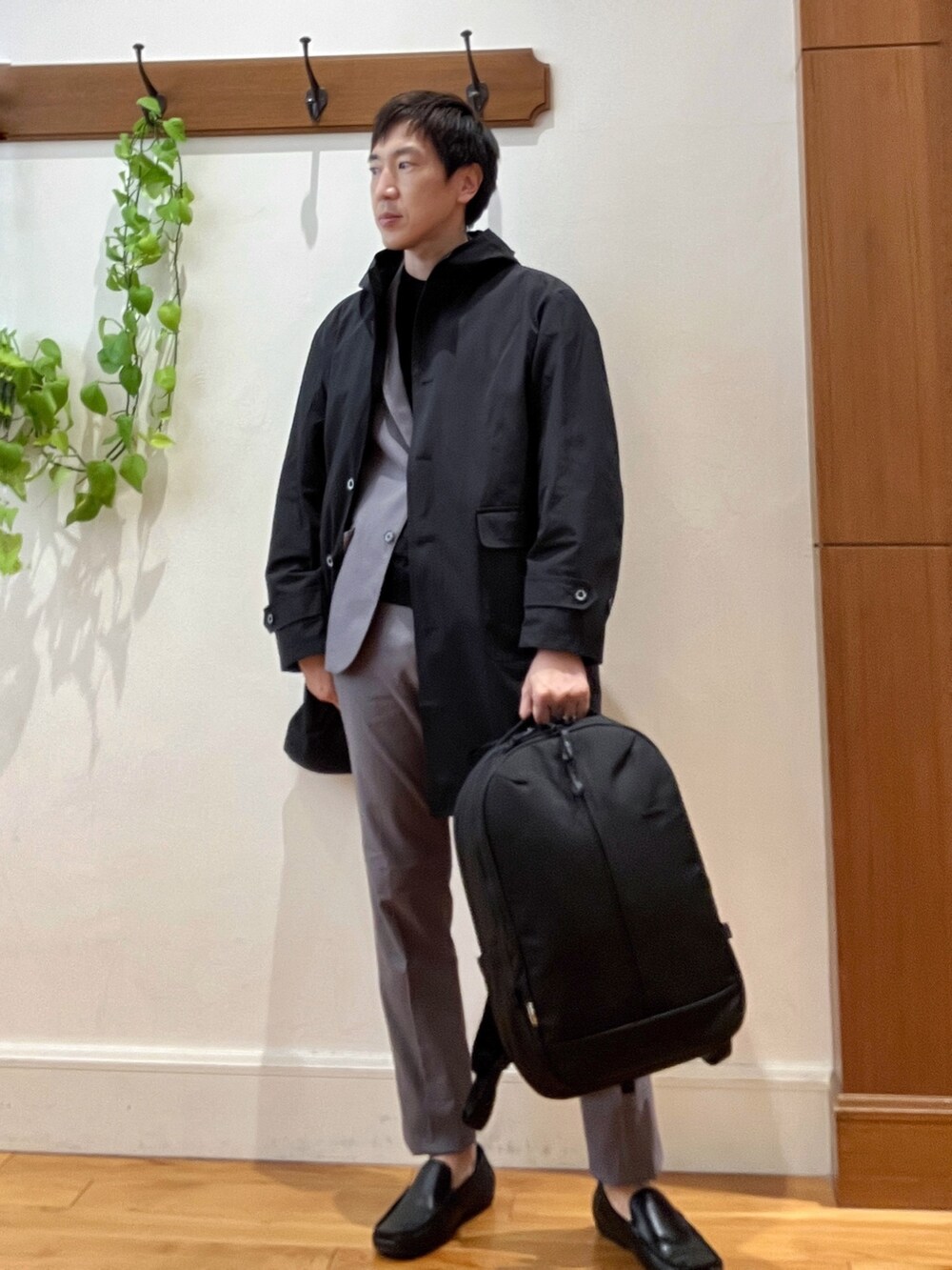 グレー系のその他パンツ、ブラック系のその他アウター、グレー系のテーラードジャケットを着用したメンズの秋コーディネートの2枚目の写真