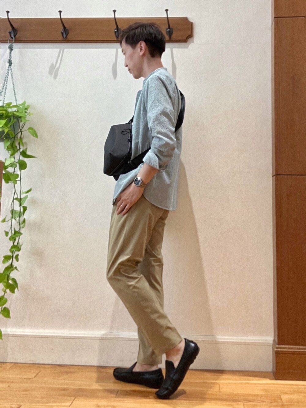 グリーン系のシャツ/ブラウス、ベージュ系のその他パンツ、ホワイト系のTシャツ/カットソーを着用したメンズの春コーディネートの4枚目の写真