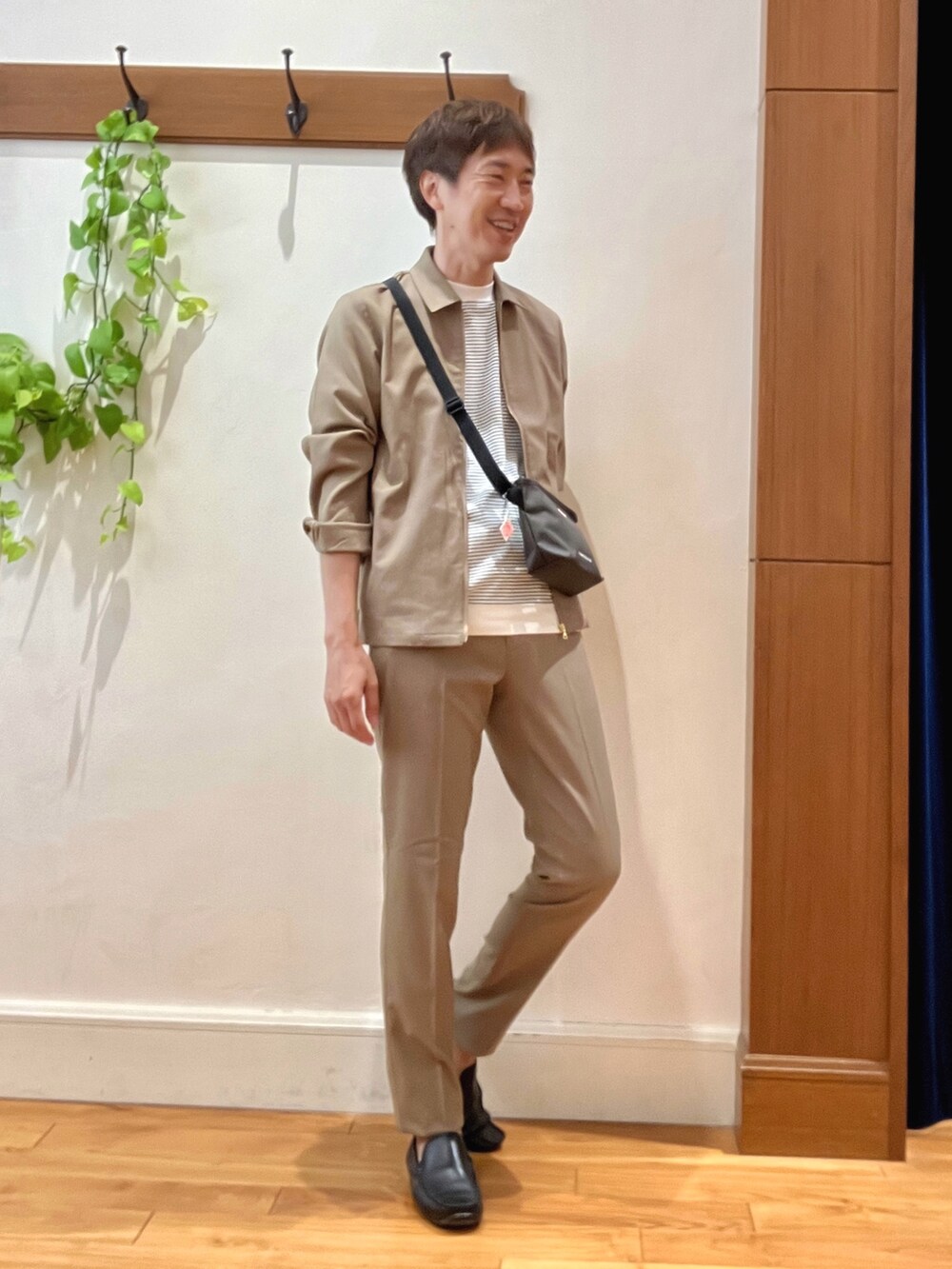 ベージュ系のその他パンツ、ベージュ系のブルゾン、ホワイト系のTシャツ/カットソーを着用したメンズの秋コーディネートの7枚目の写真