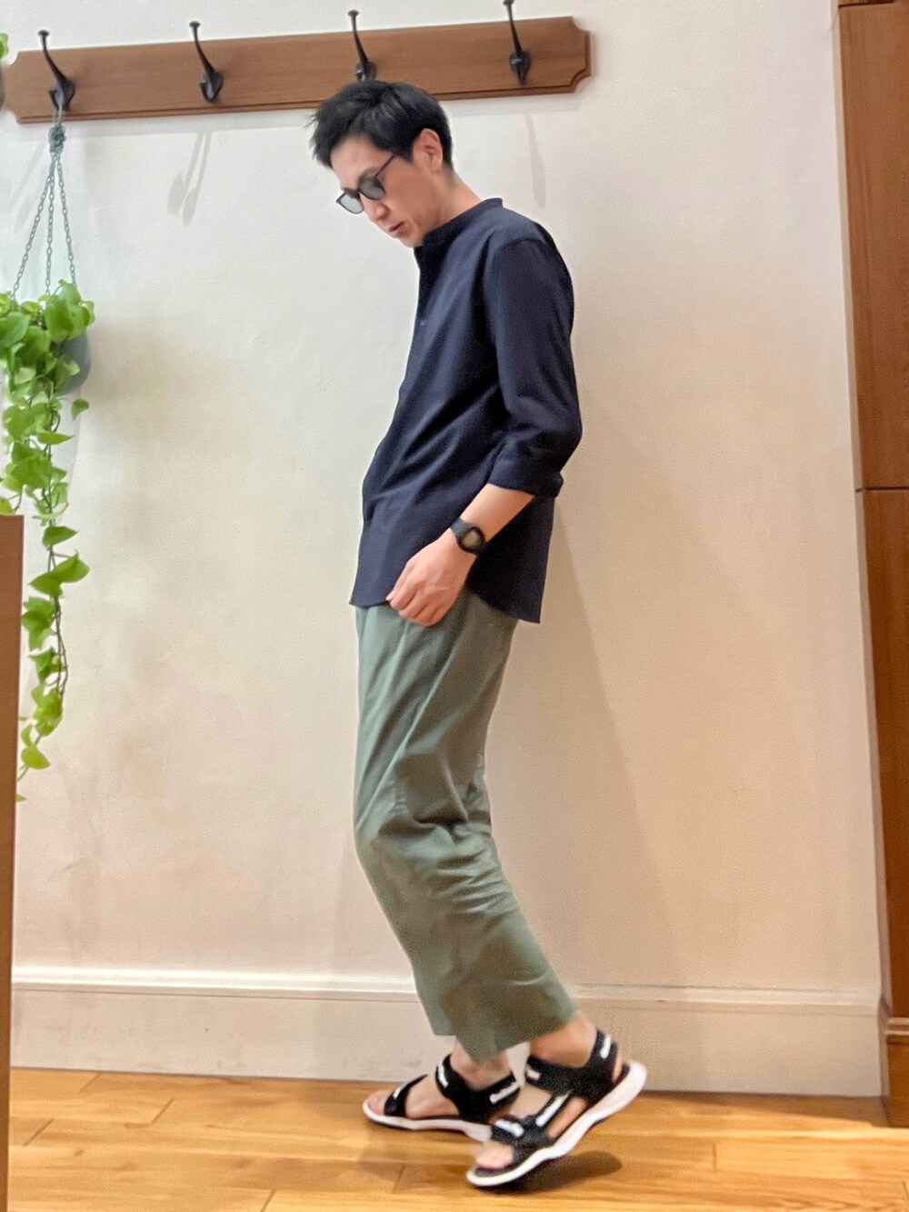 ホワイト系のTシャツ/カットソー、ブルー系のシャツ/ブラウス、ブラック系のサングラスを着用したメンズの夏コーディネートの3枚目の写真