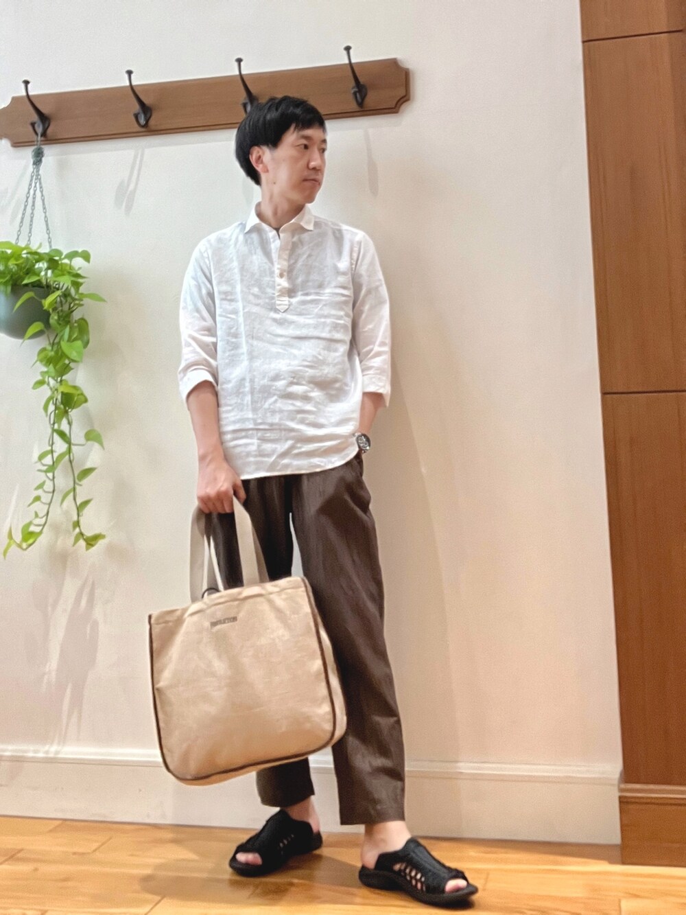 ホワイト系のシャツ/ブラウス、ブラウン系のその他パンツ、ブラック系のサンダルを着用したメンズの春コーディネートの6枚目の写真