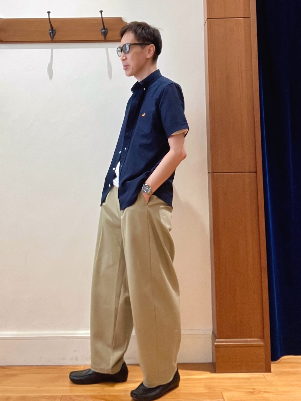 ブルー系のシャツ/ブラウス、ホワイト系のTシャツ/カットソー、ブラック系のサングラスを着用したメンズの夏コーディネートの3枚目の写真