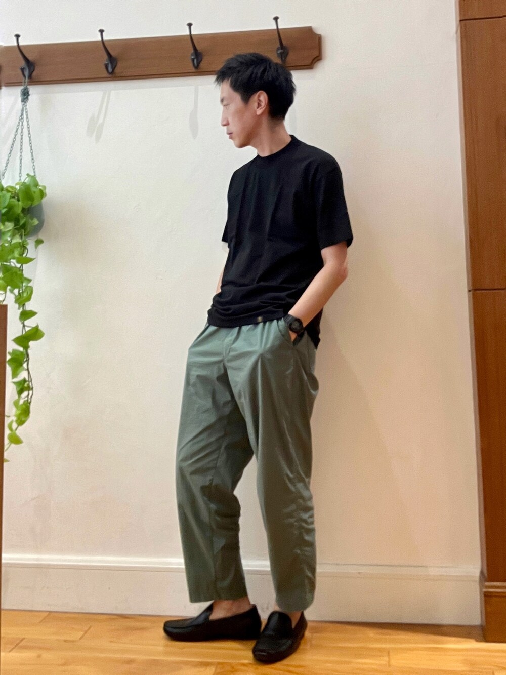 ブラック系のTシャツ/カットソー、グリーン系のショルダーバッグを着用したメンズの夏コーディネートの4枚目の写真
