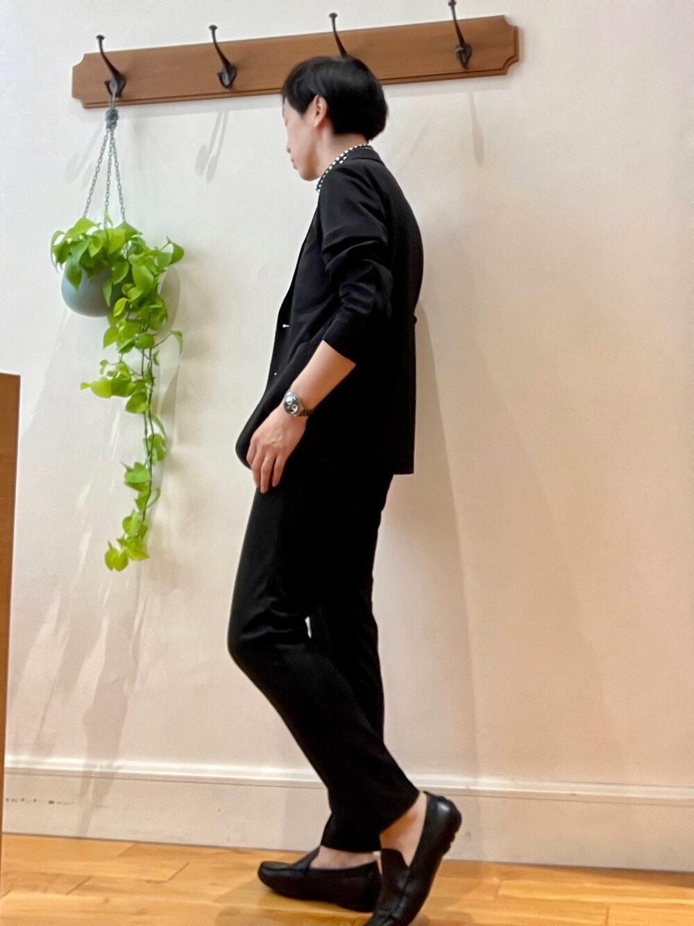 ブラック系のテーラードジャケット、ブラック系のポロシャツ、ブラック系のその他パンツを着用したメンズの夏コーディネートの3枚目の写真